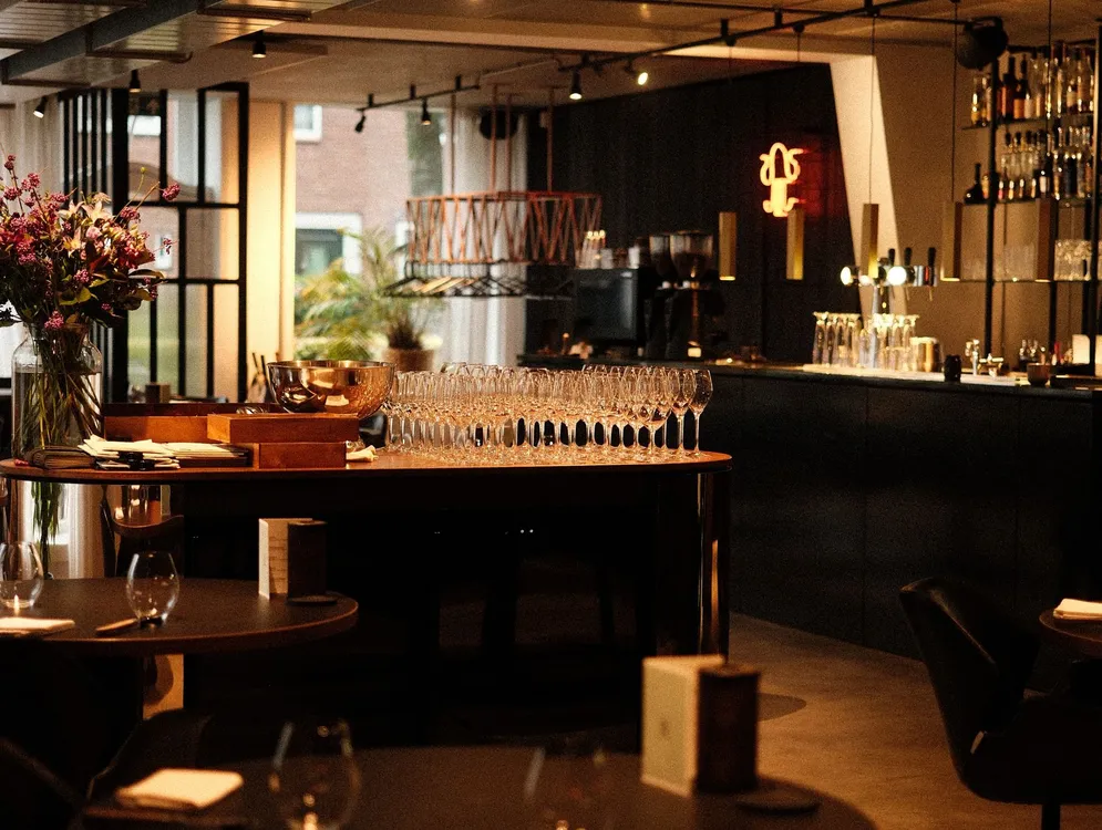 Foto 2 van Dinner at Six