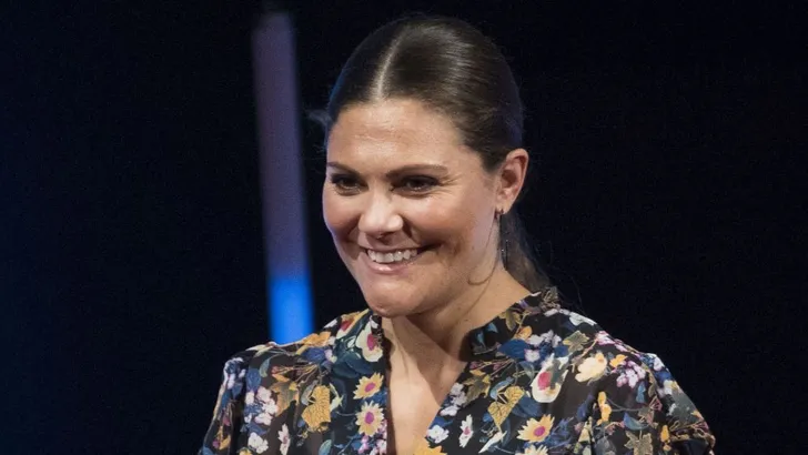Fashion faux pas: Victoria in een bloemetjesgordijn