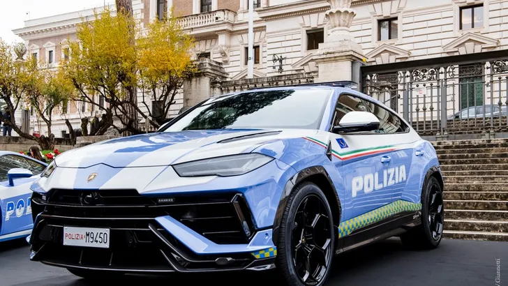 Italiaanse politie neemt nieuwe dienstwagen in ontvangst