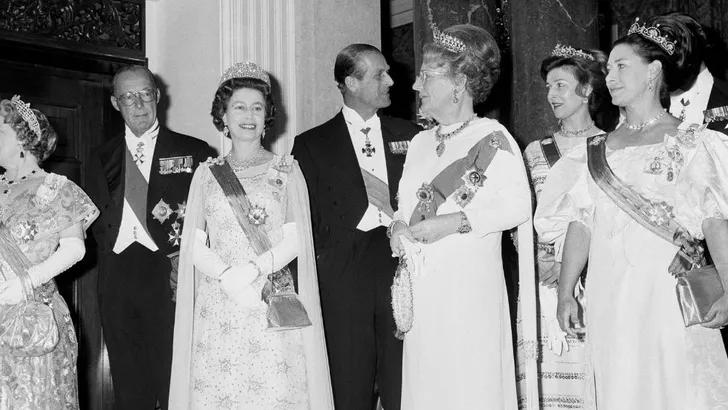 Queen Elizabeth en koningin Juliana