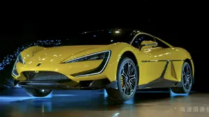 Chinese hypercar kan springen en dansen (video)