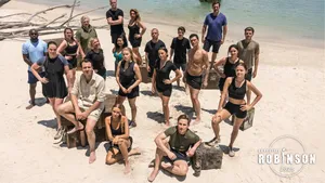 Groepsfoto Expeditie Robinson kandidaten 2025 op het eiland