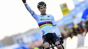 Azencross prooi voor Van Aert, ernstige valpartij Van der Poel