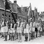 Amsterdamse voetballertjes in een bevrijdingsoptocht in Heerenveen