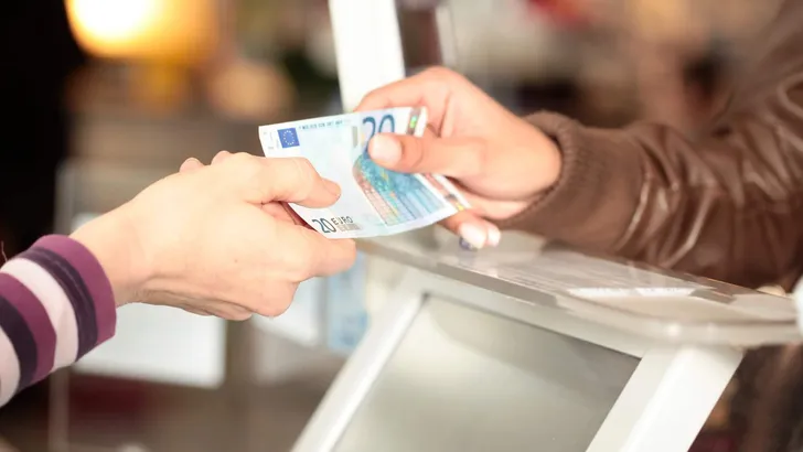 Bezahlen an der Supermarktkasse