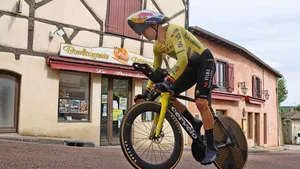 Wout van Aert in zijn eentje in de ploegentijdrit van de Tour Auvergne.