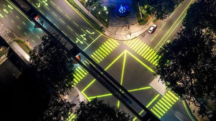 Experiment met lichtgevende wegenverf in Maleisië stopt vanwege hoge kosten