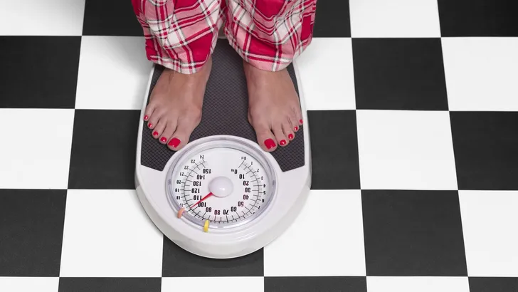 vrouw gewicht overgewicht weegschaal