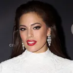 Stralend in maat 46: Ashley Graham steelt de show in strakke jurk