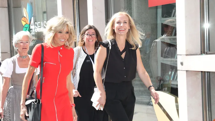Wow: Brigitte Macron (64) stralend in lipstick rood jurkje van Louis Vuitton