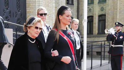 Een ontroerend moment tijdens de eedaflegging in de Storting. Kroonprinses Ingrid Alexandra droeg een look die ons direct dertig jaar mee terug de tijd in nam.