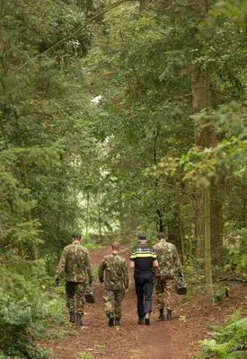 Agent Karel neemt de EOD'ers mee naar de vindplaats van de explosieven.