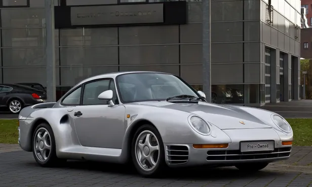 Vooraanzicht van de Porsche 959