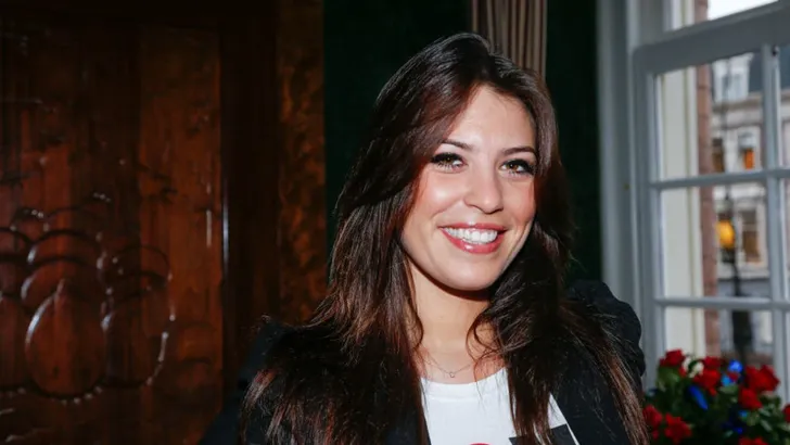 Rebecca Cabau geeft sneer