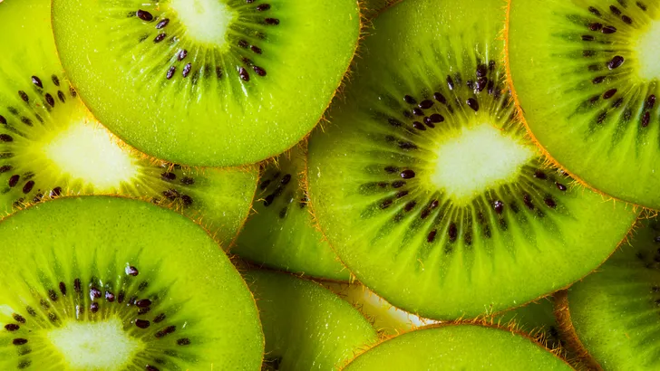 Waarom je kiwi's mét schil zou moeten eten