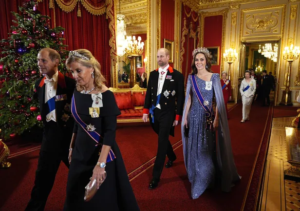 Foto van prins Edward, hertogin Sophie, prins William en prinses Kate tijdens het staatsbanket voor de Duitse president, december 2025.