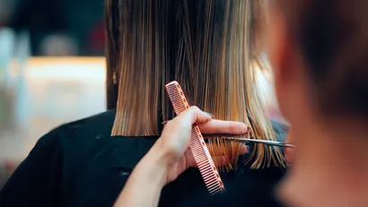 Kapper knipt nat haar met gespleten haarpunten.