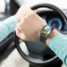 Je telefoon zit in je zak, toch krijg je een boete: de valkuil van de smartwatch achter het stuur