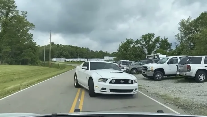 VIDEO: Politie-Tesla vs V6 Mustang