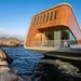 Foto van restaurant Under in Lindesnes, Noorwegen, dat zich half onder water bevindt.
