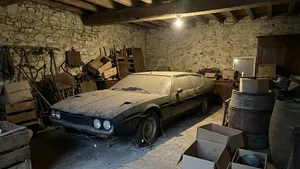 Verlaten Franse schuur verbergt vloot van trouwauto's met zeldzame Lamborghini Espada