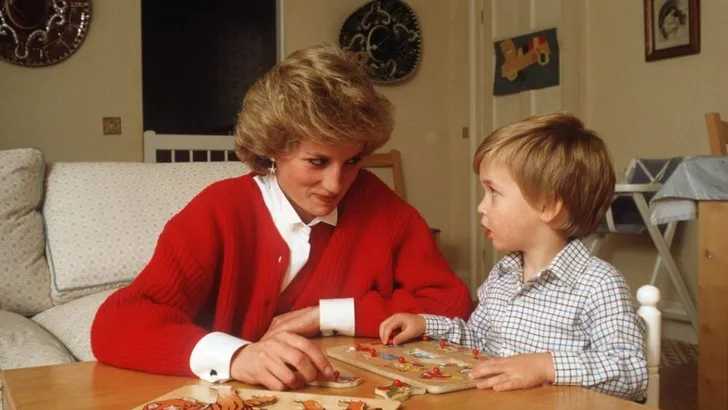 Hoe prins William naar Diana kijkt in deze video is zeer ontroerend