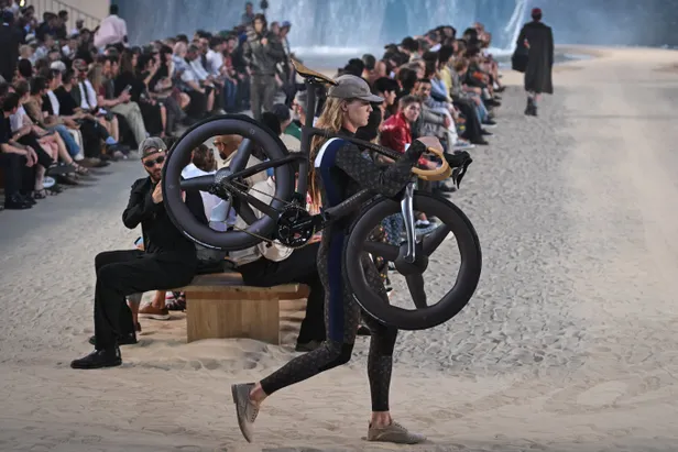 Model met fiets tijdens de Louis Vuitton Runway in Parijs 2026.