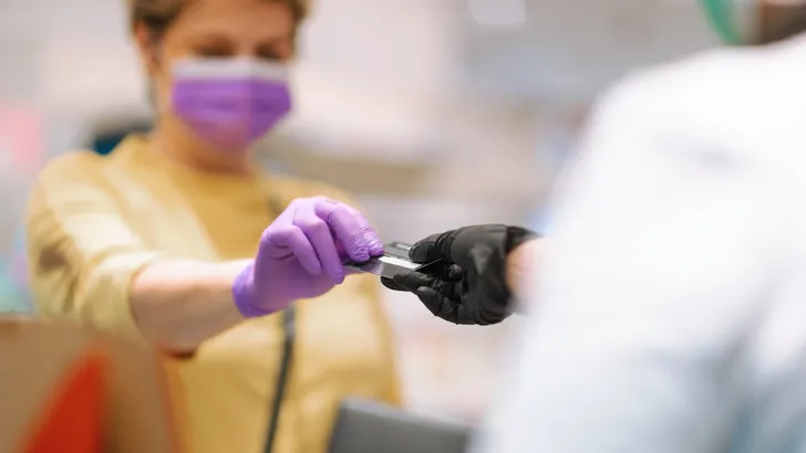 Waarom je geen handschoenen aan moet trekken in de supermarkt