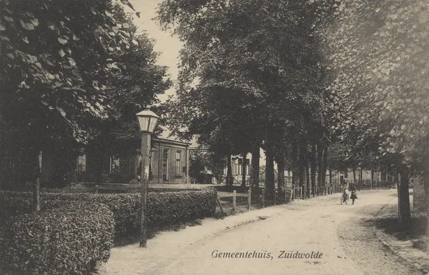 Oude lantaarnpaal met dwarsstokjes in Zuidwolde, 1910-1920