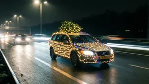 Je auto versieren met kerstverlichting: mag dat eigenlijk of schrijft de politie direct een boete?