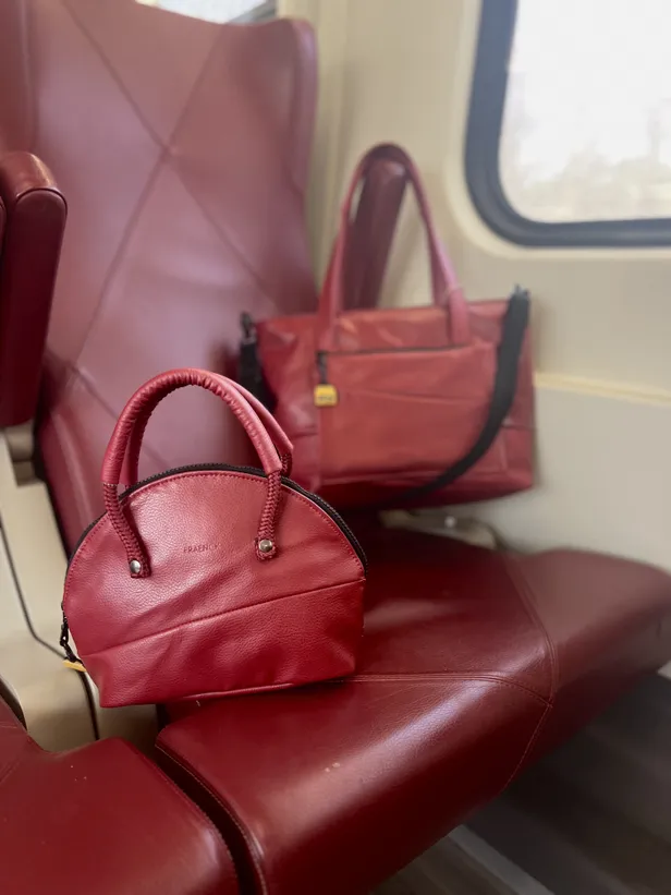 Van eersteklas-stoel naar handtas: Fraenck maakt stijlvolle accessoires van materialen die anders bij het vuilnis zouden belanden.
