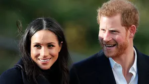 Dolverliefd handjes schudden: Prins Harry en Meghan Markle op officieel werkbezoek samen