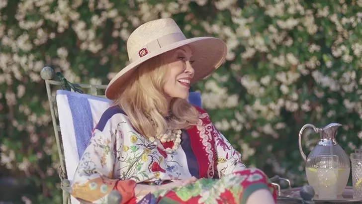Wil je zien: Faye Dunaway (77) schittert in Gucci-commercial