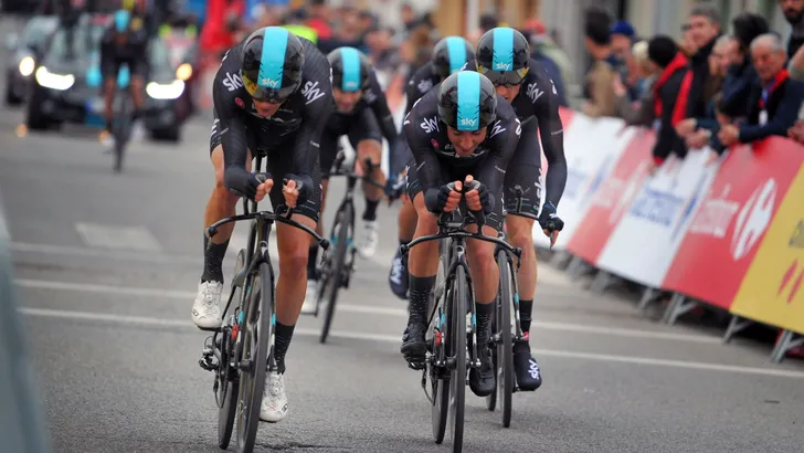 Eens of oneens: 'Team Sky zet net als in de Tour al op de eerste dag de puntjes op de i'
