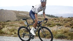 Vuelta a España: Stefan Denifl soleert naar zege op Alto de Los Machucos; Chris Froome verliest tijd
