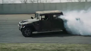 VIDEO: de enige echte Hummer H1 driftwagen