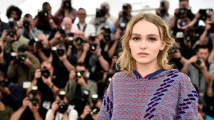 Lily-Rose Depp gaat topless voor magazinecover