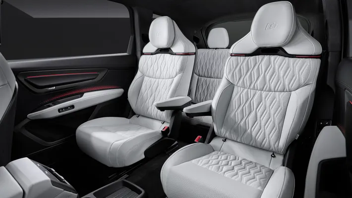 De twee afzonderlijke stoelen op de tweede zitrij moeten de Q9 het comfort van een rijdende businessclasslounge geven.