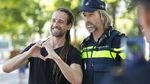 Willem Engel van viruswaanzin in gesprek met politieagenten