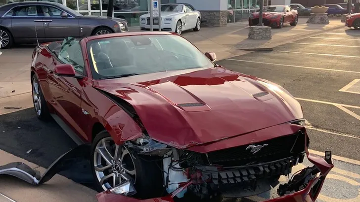 Mustang crasht tegen Rolls-Royce