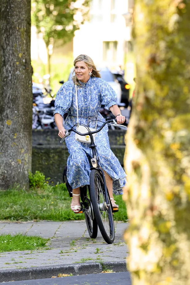 Koningin Máxima draagt een blauwe paisley-geprinte maxi-zomerjurk van Zimmermann.