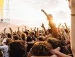 feestgangers op een festival