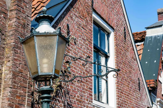 Historische gevel in het Friese dorp Woudsend