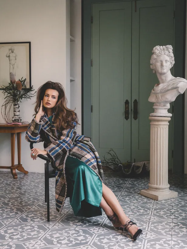 Jas: Lalo | Jurk: La’ Agra | Ring: Randa Choueiri | Schoenen: Mashizan