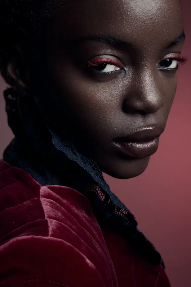 Jurk: Armani | Blouse: Dolce & Gabbana 