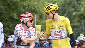 Jonas Vingegaard en Tadej Pogacar geven elkaar een hand voor de start, symbool van respect en rivaliteit in het wielrennen.
