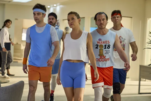 Drew Tarver als Sandy Gordon, Justin Theroux als Cam Gordon, Kate Hudson als Isla Gordon, Scott MacArthur als Ness Gordon en Ike Barinholtz als neef Bennie
