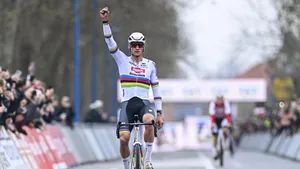 mathieu van der poel zegeviert in koksijde
