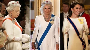 Koninklijke erfenis – Drieluik foto's van koningin Elizabeth, koningin Camilla en prinses Kate in witte galakleding.