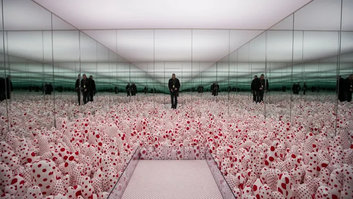 Infinity Mirror Room - Phalli's Field Yayoi Kusama